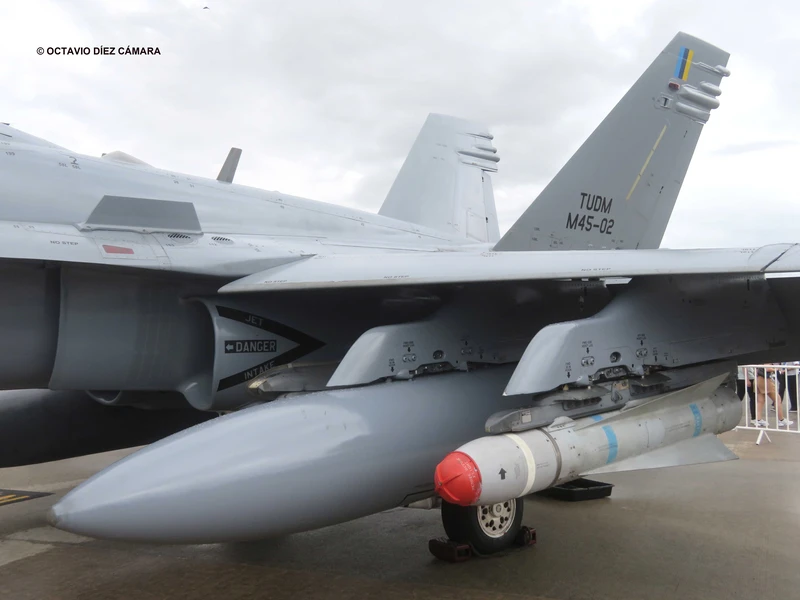 Los Sniper Pod serán usados preferentemente junto a armas aire-superficie como los misiles AGM-65 Maverick que Malasia usa en sus Hornet. Foto: Octavio Díez Cámara